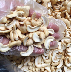 sử dụng hạt điều vỡ đôi để làm nhân bánh trung thu